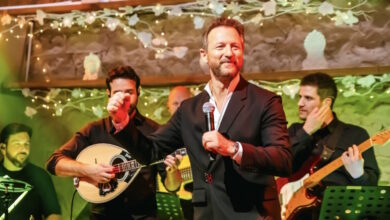 Κώστας-Καραφώτης:-Συνεχίζει-τις-επιτυχημένες-εμφανίσεις-του-στο-«koukoutsi»-μαζί-με-την-Ματθαία-Σπιταδάκη