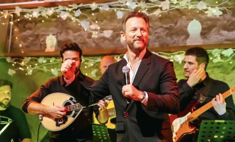 Κώστας-Καραφώτης:-Συνεχίζει-τις-επιτυχημένες-εμφανίσεις-του-στο-«koukoutsi»-μαζί-με-την-Ματθαία-Σπιταδάκη