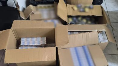 Περιστέρι:-Αστυνομικοί-της-ΔΙΑΣ-έπεσαν-σε-αγοραπωλησία-λαθραίων-τσιγάρων-–-Οι-δράστες-κρύφτηκαν-στο-ψιλικατζίδικο-αλλά-τελικά-συνελήφθησαν