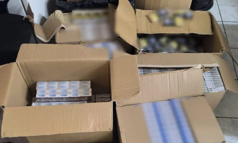 Περιστέρι:-Αστυνομικοί-της-ΔΙΑΣ-έπεσαν-σε-αγοραπωλησία-λαθραίων-τσιγάρων-–-Οι-δράστες-κρύφτηκαν-στο-ψιλικατζίδικο-αλλά-τελικά-συνελήφθησαν