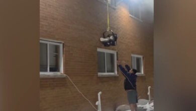 Μιλγουόκι:-Καρέ-–-καρέ-η-διάσωση-βρέφους-από-φλεγόμενο-διαμέρισμα