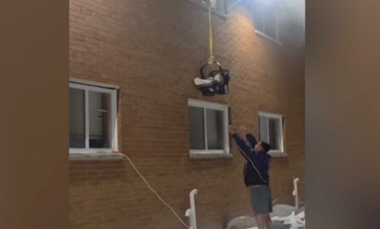 Μιλγουόκι:-Καρέ-–-καρέ-η-διάσωση-βρέφους-από-φλεγόμενο-διαμέρισμα