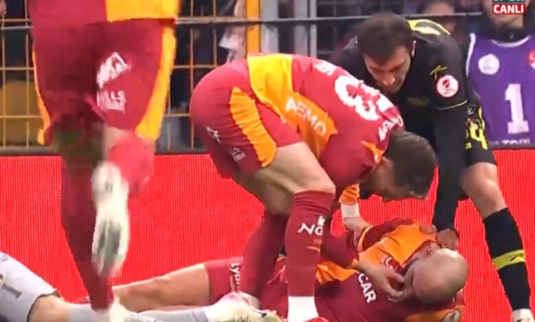 Ανατριχιαστική-εναέρια-σύγκρουση-στο-Γαλατάσαραϊ-–-Ινσταμπούλσπορ,-ο-Γιλμάζ-έτρεξε-και-τράβηξε-τη-γλώσσα-του-Κουτουτσού