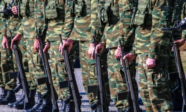 Συνέλαβαν-στρατιωτικό-μέσα-σε-στρατόπεδο-–-Κατηγορείται-για-μετάδοση-μυστικών-πληροφοριών-σε-τρίτους