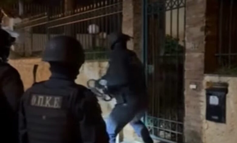 Βίντεο-από-το-«ξεδόντιασμα»-σπείρας-ναρκωτικών-στην-Αττική-–-4-συλλήψεις-σε-Μαραθώνα-και-Νέα-Μάκρη