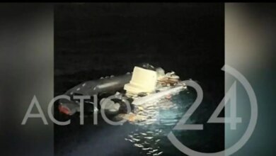 Χίος:-Νέες-φωτογραφίες-από-τη-λέμβο-με-τους-μετανάστες-–-Φαίνεται-αρχικά-μισοβυθισμένη-πριν-βουλιάξει