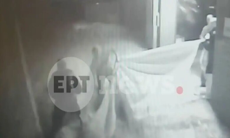 Κορωπί:-Αστυνομικός-διέσωσε-ηλικιωμένο-ζευγάρι-από-τα-ορμητικά-νερά-–-«Δεν-σας-αφήνω»