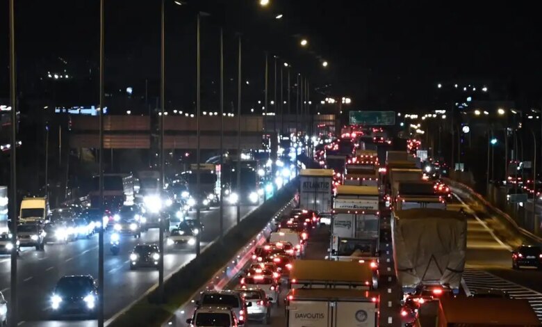 Κίνηση-στους-δρόμους:-Μποτιλιάρισμα-στον-Σκαραμαγκά-λόγω-σύγκρουσης-λεωφορείου-με-αυτοκίνητο