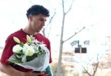 o-Χόρχε-Σάντσες-άφησε-λουλούδια-έξω-από-την-Τούμπα-για-τους-νεκρούς-οπαδούς-του-ΠΑΟΚ