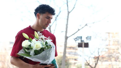 o-Χόρχε-Σάντσες-άφησε-λουλούδια-έξω-από-την-Τούμπα-για-τους-νεκρούς-οπαδούς-του-ΠΑΟΚ