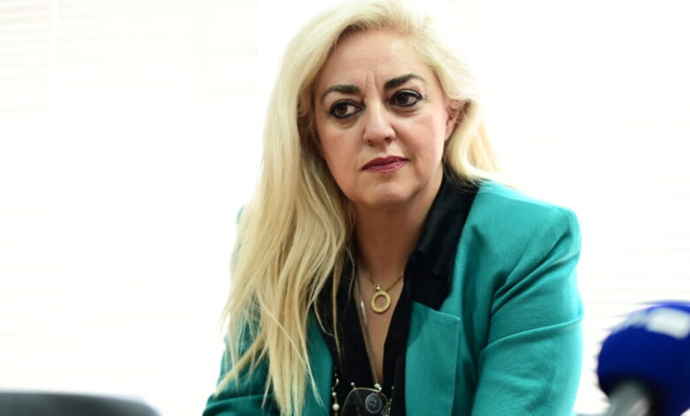 Υπόθεση-Παναγόπουλου:-Παραιτήθηκε-η-Άννα-Στρατινάκη-από-υποδιοικήτρια-της-Ανεξάρτητης-Αρχής-Ελέγχου-της-Αγοράς-–-Σε-διαθεσιμότητα-δημοσιογράφος-της-ΕΡΤ