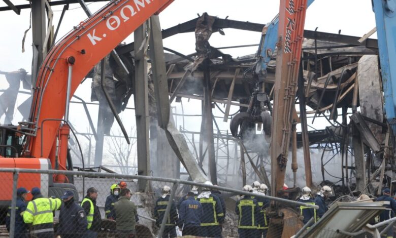 Βιολάντα:-Στο-«σημείο-μηδέν»-της-έκρηξης-εστιάζουν-οι-αρχές-–-Συλλέγουν-δείγματα-από-το-μολυσμένο-χώμα-και-το-οξειδωμένο-δίκτυο