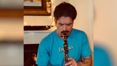 Ο-Άρης-Μουγκοπέτρος-παίζει-κλαρίνο-με-δύο-δάχτυλα-–-Συγκινεί-το-βίντεο-που-ανέβασε-στο-instagram