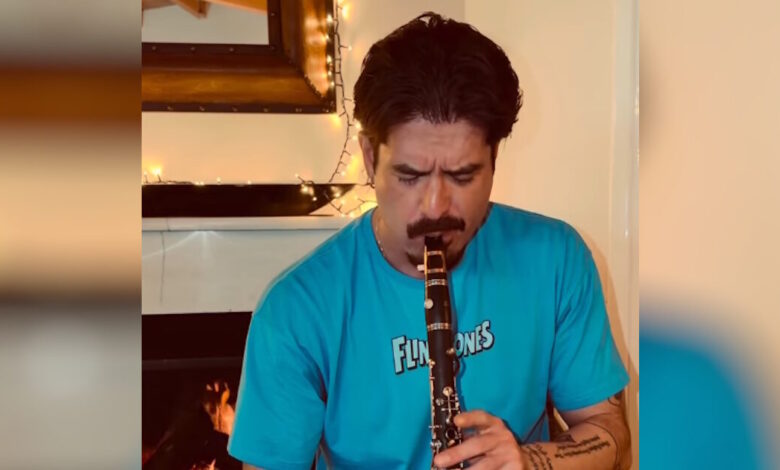 Ο-Άρης-Μουγκοπέτρος-παίζει-κλαρίνο-με-δύο-δάχτυλα-–-Συγκινεί-το-βίντεο-που-ανέβασε-στο-instagram