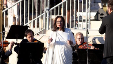 Η-Νάνα-Μούσχουρη-θα-τιμηθεί-στα-γαλλικά-βραβεία-grammy