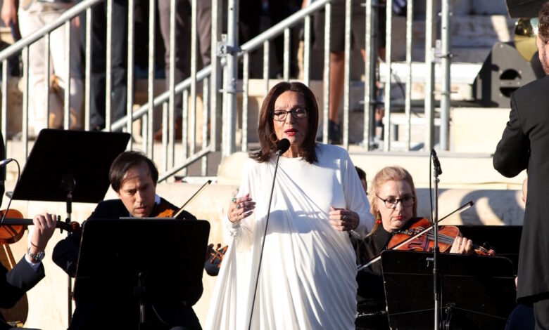 Η-Νάνα-Μούσχουρη-θα-τιμηθεί-στα-γαλλικά-βραβεία-grammy