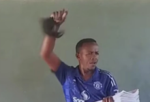 Δάσκαλος-στην-Κένυα-μαθαίνει-στα-παιδιά-τον-ύμνο-της-Μάντσεστερ-Γιουνάιτεντ