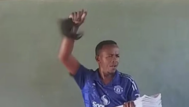 Δάσκαλος-στην-Κένυα-μαθαίνει-στα-παιδιά-τον-ύμνο-της-Μάντσεστερ-Γιουνάιτεντ