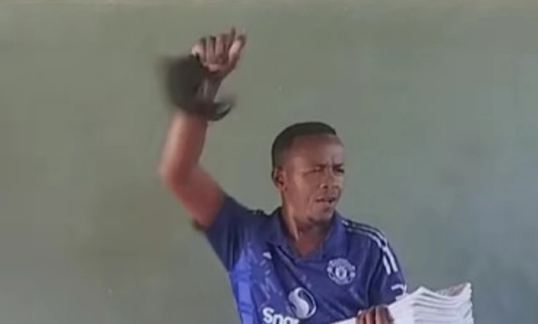 Δάσκαλος-στην-Κένυα-μαθαίνει-στα-παιδιά-τον-ύμνο-της-Μάντσεστερ-Γιουνάιτεντ