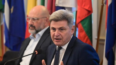 «Φλερτ»-Φαραντούρη-με-ΠΑΣΟΚ:-Σε-εκδήλωση-του-ανεξάρτητου-ευρωβουλευτή-ο-Κώστας-Τσουκαλάς