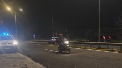 Παράσυρση-πεζού-από-μηχανή-στη-λεωφόρο-Μαραθώνος-–-Δύο-τραυματίες,-βίντεο-από-το-σημείο