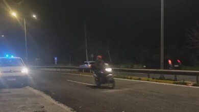 Παράσυρση-πεζού-από-μηχανή-στη-λεωφόρο-Μαραθώνος-–-Δύο-τραυματίες,-βίντεο-από-το-σημείο