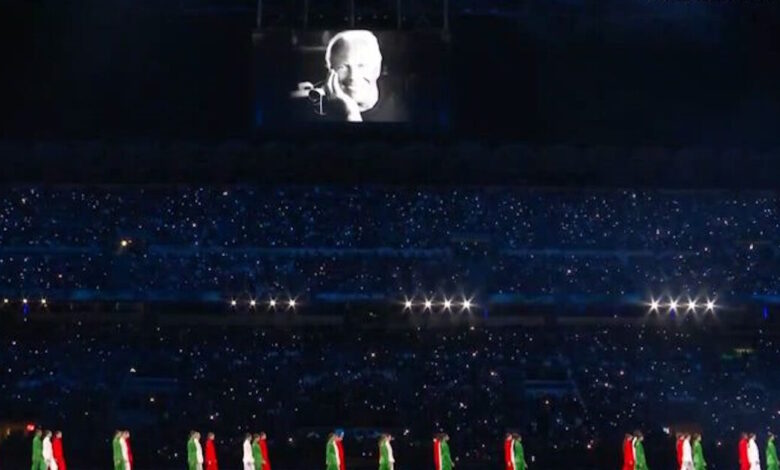 Χειμερινοί-Ολυμπιακοί-Αγώνες:-Φόρος-τιμής-στον-Τζόρτζιο-Αρμάνι-στην-τελετή-έναρξης-–-Μοντέλα-έκαναν-πασαρέλα-φορώντας-δημιουργίες-του