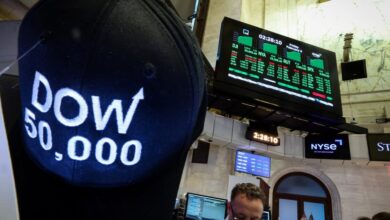 o-dow-jones-για-πρώτη-φορά-στην-ιστορία-του-ξεπέρασε-τις-50.000-μονάδες:-Πανηγυρίζει-ο-Τραμπ