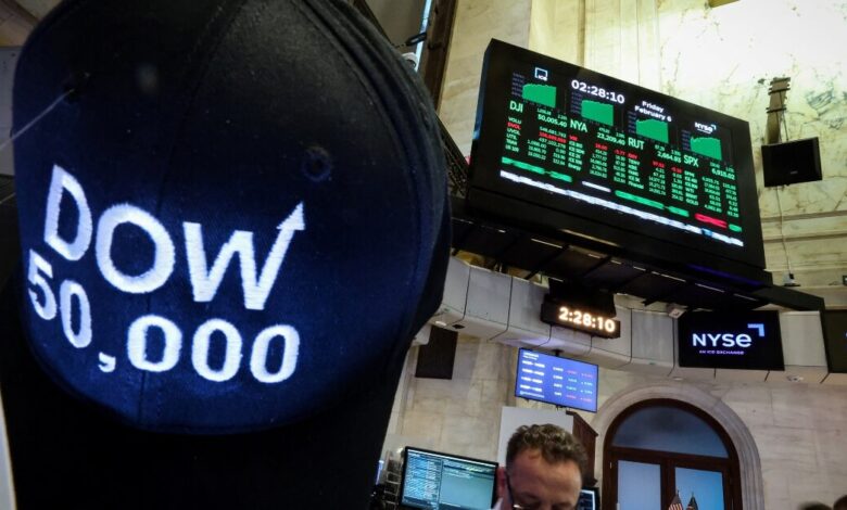 o-dow-jones-για-πρώτη-φορά-στην-ιστορία-του-ξεπέρασε-τις-50.000-μονάδες:-Πανηγυρίζει-ο-Τραμπ