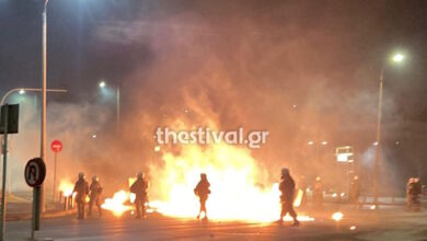 Θεσσαλονίκη:-Επεισόδια-με-δεκάδες-μολότοφ-και-δακρυγόνα-έξω-από-το-ΑΠΘ-–-Πάνω-από-200-προσαγωγές,-τραυματίστηκε-αστυνομικός