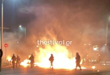 Θεσσαλονίκη:-Επεισόδια-με-δεκάδες-μολότοφ-και-δακρυγόνα-έξω-από-το-ΑΠΘ-–-Πάνω-από-200-προσαγωγές,-τραυματίστηκε-αστυνομικός