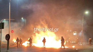 Θεσσαλονίκη:-Επεισόδια-με-δεκάδες-μολότοφ-και-δακρυγόνα-έξω-από-το-ΑΠΘ-–-Πάνω-από-200-προσαγωγές,-τραυματίστηκε-αστυνομικός