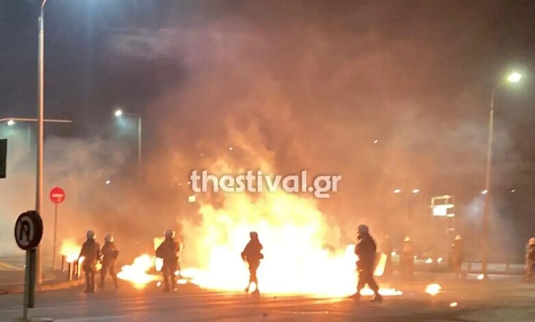 Θεσσαλονίκη:-Επεισόδια-με-δεκάδες-μολότοφ-και-δακρυγόνα-έξω-από-το-ΑΠΘ-–-Πάνω-από-200-προσαγωγές,-τραυματίστηκε-αστυνομικός