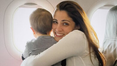 Η-Μαίρη-Συνατσάκη-και-ο-Ίαν-Στρατής-έκαναν-το-πρώτο-αεροπορικό-ταξίδι-με-την-κόρη-τους