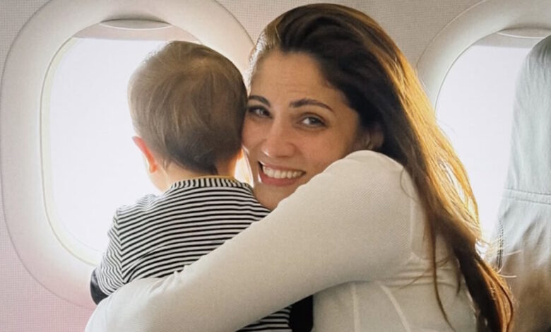 Η-Μαίρη-Συνατσάκη-και-ο-Ίαν-Στρατής-έκαναν-το-πρώτο-αεροπορικό-ταξίδι-με-την-κόρη-τους