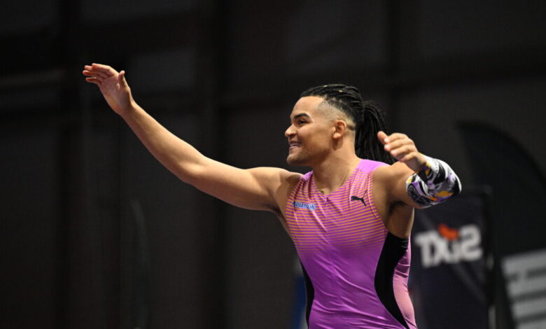 Ο-Εμμανουήλ-Καραλής-έκανε-«πάρτι»-στο-fly-athens-indoor-με-άλμα-στα-5.90-μέτρα,-μπροστά-σε-Σάκη-Ρουβά-και-Γιώργο-Καραγκούνη