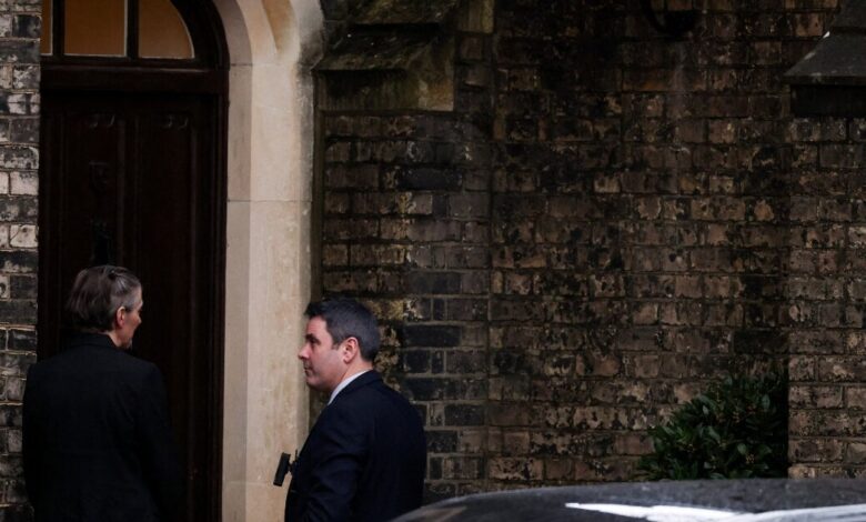 Βρετανία:-Έφοδοι-της-αστυνομίας-σε-σπίτια-για-τη-διερεύνηση-των-σχέσεων-του-Πίτερ-Μάντελσον-με-τον-Τζέφρι-Επστάιν