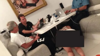 Τζέφρι-Επστάιν:-Αποτροπιασμός-για-τη-νέα-φωτογραφία-–-Η-συζήτηση-με-φίλους-και-η-γυναίκα-κάτω-από-το-τραπέζι