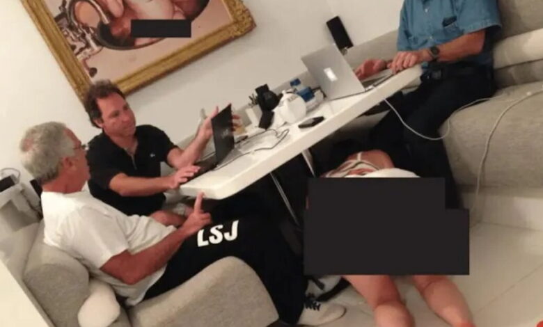 Τζέφρι-Επστάιν:-Αποτροπιασμός-για-τη-νέα-φωτογραφία-–-Η-συζήτηση-με-φίλους-και-η-γυναίκα-κάτω-από-το-τραπέζι