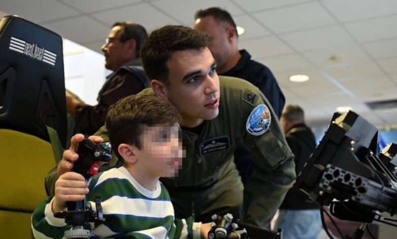 Πολεμική-Αεροπορία:-Παιδιά-έγιναν-«πιλότοι»-f-16-και-f-35-με-προσομοιωτές-και-Εικονική-Πραγματικότητα