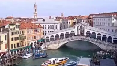 Βενετία:-Ταχύπλοο-συγκρούεται-με-γόνδολες-και-χτυπά-στη-γέφυρα-του-Ριάλτο