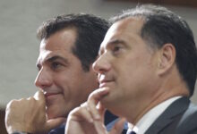 Ο-Θάνος-Πλεύρης-συγχαίρει-τον-Άδωνι-Γεωργιάδη-για-το-«όχι»-σε-ακτιβιστές-που-ήθελαν-να-δουν-παιδιά-από-το-ναυάγιο-στη-Χίο