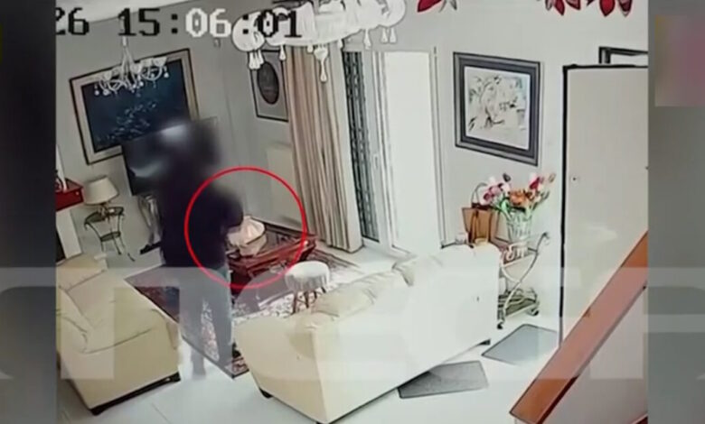 Προσποιήθηκε-τον-υπάλληλο-εταιρείας-ηλεκτρισμού-και-«μπούκαρε»-σε-σπίτι:-Καρέ-–-καρέ-η-στιγμή-που-αρπάζει-σακούλα-γεμάτη-με-μετρητά-και-τιμαλφή