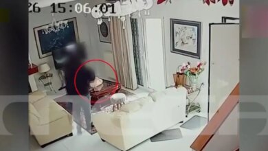 Προσποιήθηκε-τον-υπάλληλο-εταιρείας-ηλεκτρισμού-και-«μπούκαρε»-σε-σπίτι:-Καρέ-–-καρέ-η-στιγμή-που-αρπάζει-σακούλα-γεμάτη-με-μετρητά-και-τιμαλφή