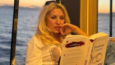 Η-Ελένη-Μενεγάκη-επέστρεψε-από-την-Άνδρο-και-φωτογραφήθηκε-στο-πλοίο-από-την-κόρη-της,-Μαρίνα