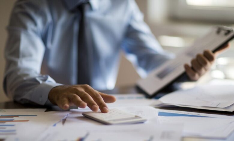 Χρέη-στους-δήμους:-«Παγώνουν»-κατασχέσεις-για-οφειλές-άνω-των-10.000-ευρώ-μέσω-Εξωδικαστικού