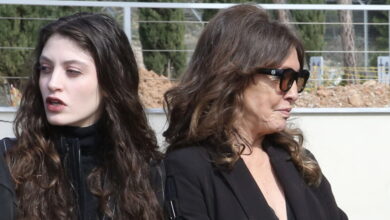 Λάκης-Ραπτάκης:-Το-τελευταίο-«αντίο»-στον-επιχειρηματία-–-Συντετριμμένη-η-Βάνα-Μπάρμπα,-στο-πλευρό-της-η-κόρη-της