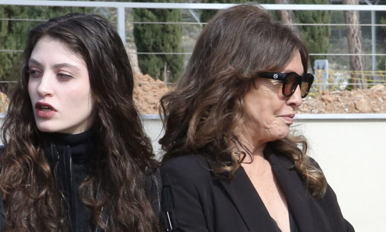 Λάκης-Ραπτάκης:-Το-τελευταίο-«αντίο»-στον-επιχειρηματία-–-Συντετριμμένη-η-Βάνα-Μπάρμπα,-στο-πλευρό-της-η-κόρη-της