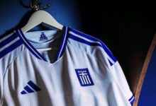 Εθνική-ποδοσφαίρου:-Εντυπωσιάζει-η-νέα-φανέλα-της-«γαλανόλευκης»,-με-το-«πειρατικό»-να-δεσπόζει-στον-γιακά