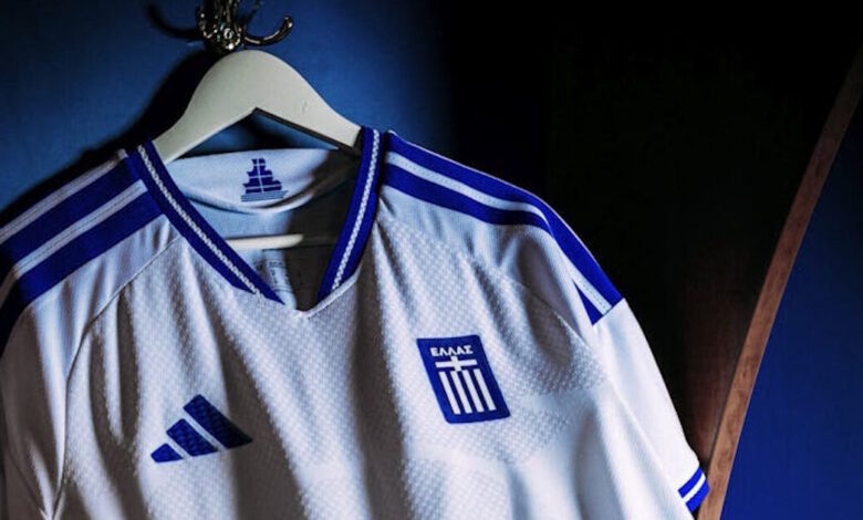 Εθνική-ποδοσφαίρου:-Εντυπωσιάζει-η-νέα-φανέλα-της-«γαλανόλευκης»,-με-το-«πειρατικό»-να-δεσπόζει-στον-γιακά